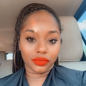 Meet your Posher, Adrianne